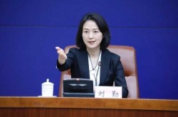 疫情发布会女发言人火了，疫情期间新闻发布会女发言人