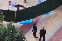 警方通报男子杀人后跳楼砸死路人（天津坠楼者砸死路人）