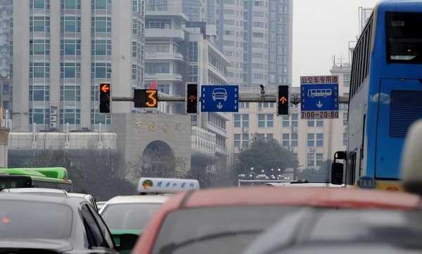江西铅山交警回应将红绿灯变红灯（没有黄灯直接变红灯算闯红灯吗）