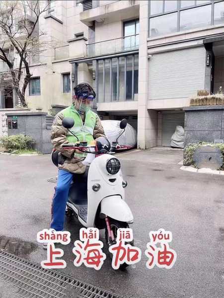 演员陈龙在上海做防疫志愿者（陈龙演员）
