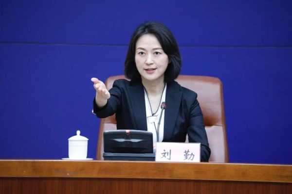 疫情发布会女发言人火了,疫情期间新闻发布会女发言人